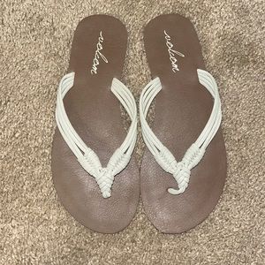 Like new womens volcom size 6 flip flops